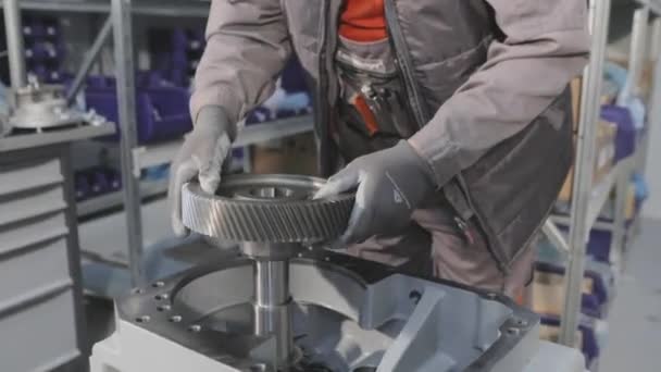 Montage van versnellingsbakken in productie, mannen monteren een versnellingsmotor. — Stockvideo