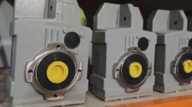 Üretilmiş vites motorları, vites motorlu temiz depo. Depoda vites kutuları