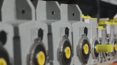 Vites motorlu temiz bir depo. Depoda vites kutuları. Üretilmiş vites motorları
