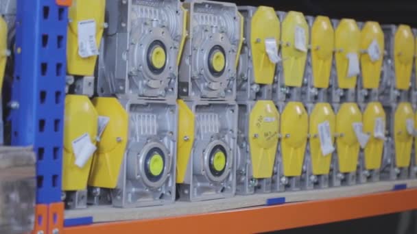 Almacén con cajas de cambios amarillas, almacén para la producción de motores de engranajes, motores de engranajes en el almacén — Vídeos de Stock