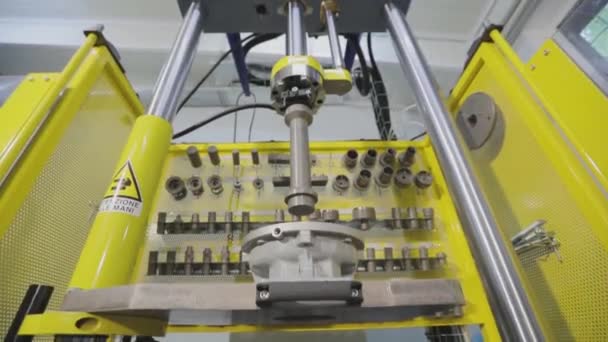 Процес складання у виробництві, складання двигуна — стокове відео
