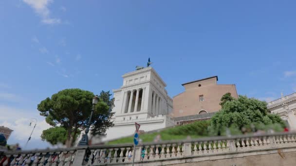 Victor Emmanuel II emlékműve oldalnézetből. Római Kutatóintézet, Olaszország — Stock videók