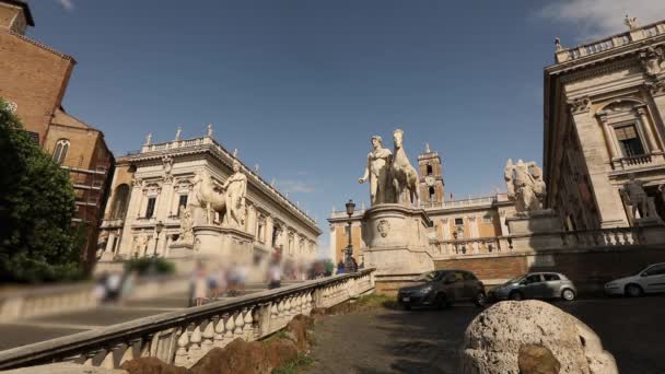 Antika figurer framför senatorernas palats Rom Italien. Siffror för Tibern och Nilen. — Stockvideo