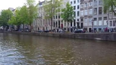 Amsterdam kanalları boyunca tekne gezisi. Amsterdam 'ın dış binaları. Amsterdam 'da bir teknede.