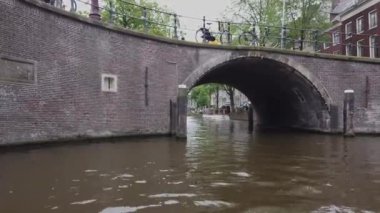 Nehrin üzerindeki köprü, Amsterdam. Amsetrdam 'da insanlar sokaklarda yürüyor