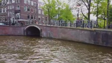 Amsterdam, Hollanda 'dan. Amsterdam 'ın merkezindeki binaların dışı, Amsterdam' ın güzel caddeleri.