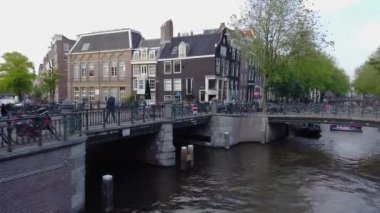 Amsterdam caddesinin Panorama 'sı. Amsterdam 'da sıradan bir hayat, Amsterdam' ın güzel sokakları, Amsterdam 'da birçok bisiklet.