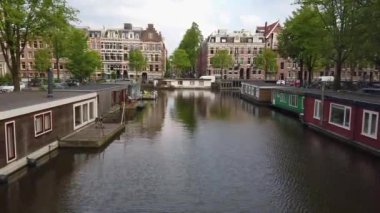 Amsterdam 'da hayat. Amsterdam 'ın güzel sokakları ve harika bir planı var. Modern amber.