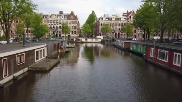Życie w Amsterdamie. Amsterdamy piękne ulice z wielkim planem. Nowoczesny amsterdam — Wideo stockowe