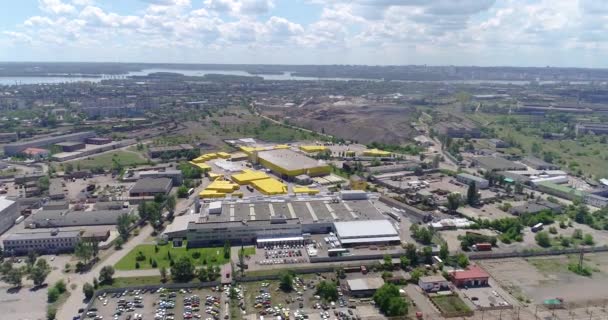近代的な黄色の工場、空気から現代的な黄色の外観を持つ工場。黄色の植物 — ストック動画