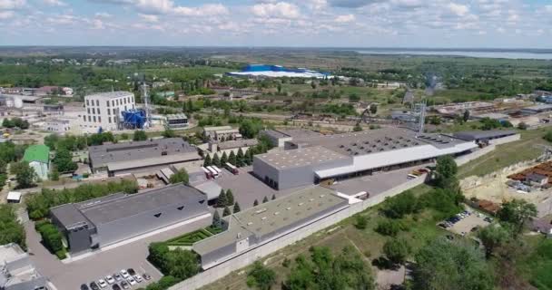 Bâtiment industriel moderne extérieur avec vue aérienne, Bâtiment industriel gris d'en haut — Video