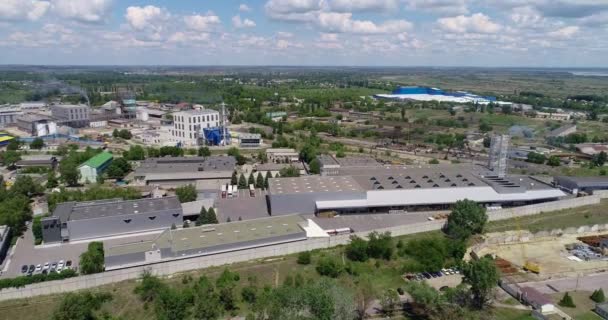 Edifício industrial moderno exterior com vista aérea, edifício industrial cinzento de cima — Vídeo de Stock