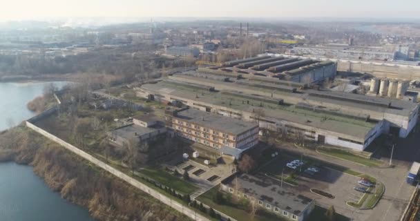 Metaalbewerking fabriek bovenaanzicht. Grote fabriek bovenaanzicht, nabijgelegen metalen magazijn — Stockvideo