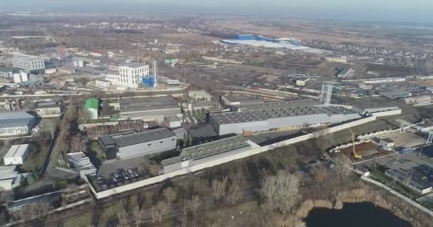 Ansicht der Metallfabrik von oben. Große Werksansicht, nahe gelegenes Metalllager — Stockvideo