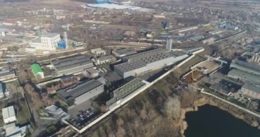 Havadan büyük fabrika, göle yakın havadan fabrika.