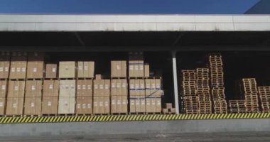 Kutularla dolu büyük bir depo, modern depo üst görünümü, nakliyeye hazır bir sürü mal.