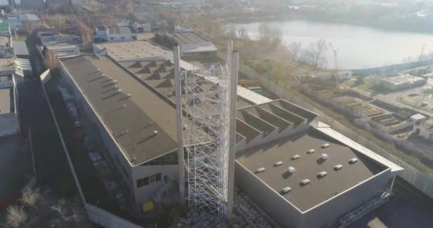 Tuyaux de cheminée dans une usine moderne, un grand tuyau près d'une usine moderne, une vue de dessus d'usine moderne — Video