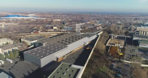 Moderne fabriek vanuit de lucht, buitenkant van de moderne fabriek van bovenaf, overspannen de nieuwe fabriek — Stockvideo