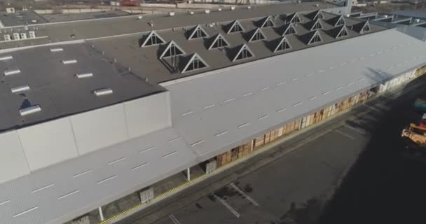 Edificio industrial moderno, almacén moderno desde arriba. Exterior industrial — Vídeo de stock
