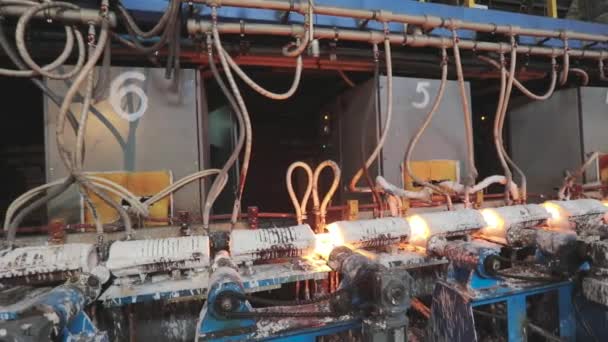 Métal chaud sur une ligne de convoyeur, Métal rouge chaud dans une usine — Video