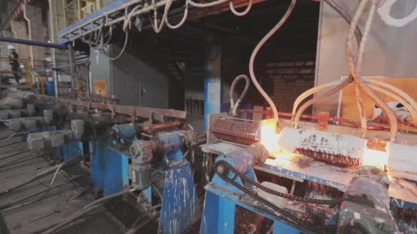 Hot Metal Tubes. Továrna těžkého průmyslu. Ocelárna. Horké ocelové potrubí výrobní linky. Červené horké kovové trubky výrobní proces. Metalurgie. — Stock video