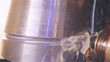 Metal bir parça işleniyor, bir makinede integral metal parçası oluşturuluyor