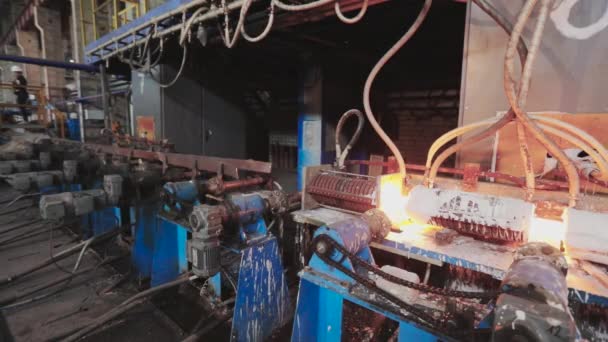 Metal caliente en una línea transportadora, metal rojo caliente en una fábrica — Vídeos de Stock