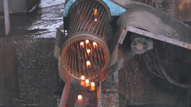 Usine de laminage en acier, boule en acier rouge pour concassage, processus de production de boules en acier — Video