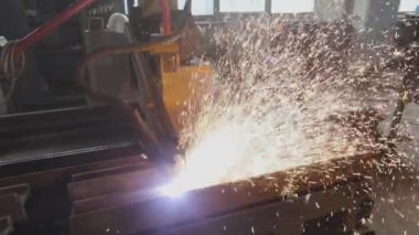 Ağır çekimde çekilen kırmızı kıvılcımlar, çelik kesen gaz, metal keserken parlak kıvılcımlar, metal kesimi.,
