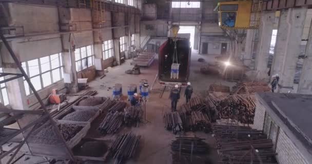 Macara fasciculului în producție, macara fasciculului. Interiorul industrial al fabricii — Videoclip de stoc