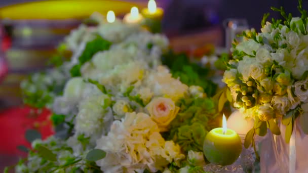 Hochzeitsdekor, Kerzen in Glaskolben. Hochzeitskerzen im Kerzenständer — Stockvideo