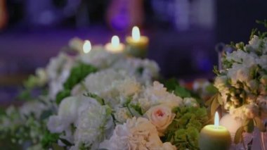 Düğün dekoru, cam şişelerde mumlar. Şamdanlarda düğün mumları