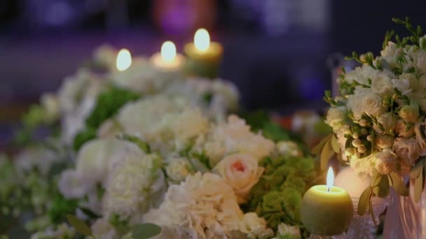 Decoração de casamento, velas em frascos de vidro. Velas de casamento em castiçais — Vídeo de Stock