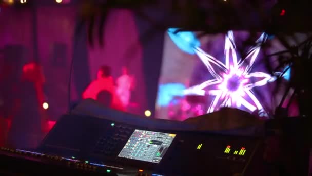 Equipamento de áudio, close-up painel dj, festa em segundo plano — Vídeo de Stock