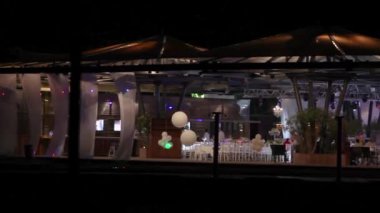 İnsanlar bir partide, bir düğünde dans eder. Moda partisi, bir sürü parlak ışık