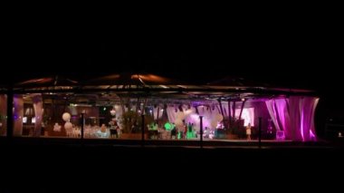 İnsanlar bir partide, bir düğünde dans eder. Moda partisi, bir sürü parlak ışık