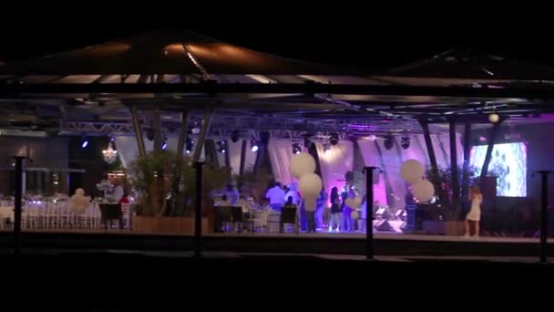 Die Leute tanzen auf einer Party, einer Hochzeitsfeier. Modeparty, viele helle Lichter — Stockvideo