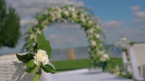 Bruiloft decor, Boog voor de bruiloft van bloemen. Moderne trouwinrichting — Stockvideo