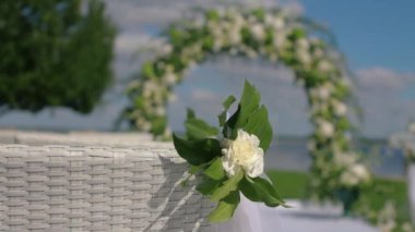 Düğün dekoru, çiçeklerin düğünü için kemer. Modern düğün dekorasyonu