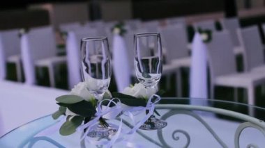 Düğün dekoru, gelin ve damadın bardakları.