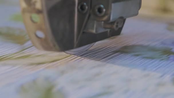 Mouvement du papier peint sur la ligne de convoyeur. Production de papier peint, processus de production de papier peint. Intérieur industriel. — Video