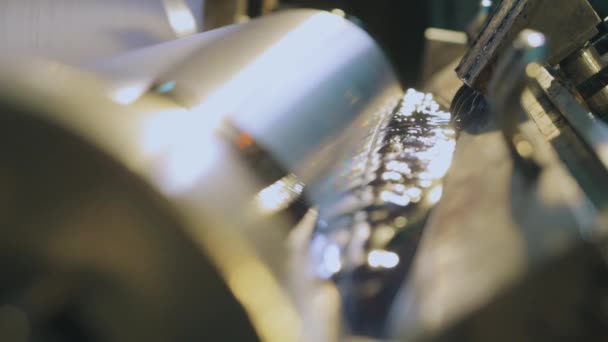 Gedrukte pers in de behang fabriek, het proces van het produceren van behang — Stockvideo