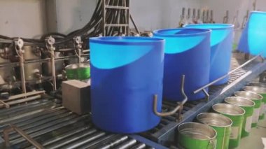Fabrikadaki renklendirme işlemi, beyaz boyanın bir kovaya dökülmesi, fabrikalara boya dökme süreci...