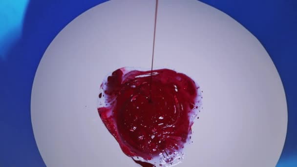 Rode verf wordt in wit gegoten, rode verf wordt in een emmer witte verf gegoten — Stockvideo