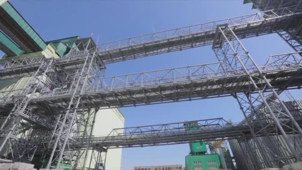 Transportadores de raspador en el primer plano del puerto, transporte de grano por transportador — Vídeos de Stock