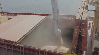 Buğday tankerine, buğdaylı bir gemiye yüklüyorlar. Bir kargo gemisine tahıl yüklüyorum.