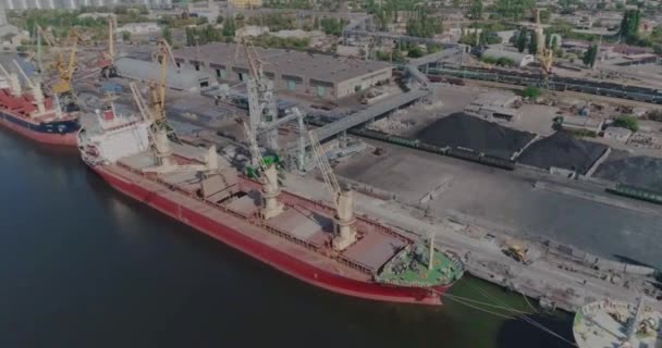 Сухогруз в порту. Портовый кран загружает груз в сухой грузовой корабль — стоковое видео