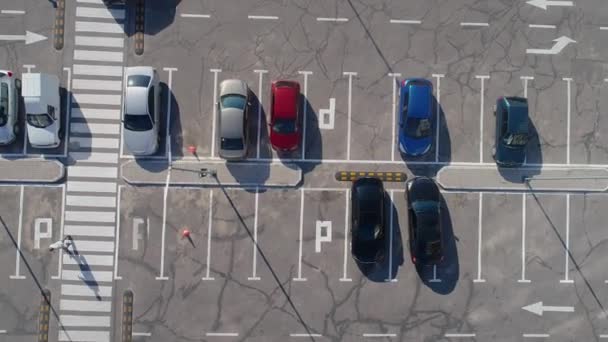 Vista superior do estacionamento, parque perto da loja, estacionamento grande para carros — Vídeo de Stock