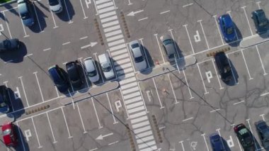 Otopark manzarasında bir sürü araba var. İHA 'nın mağaza görüntüsünün yanına park ediyorum..