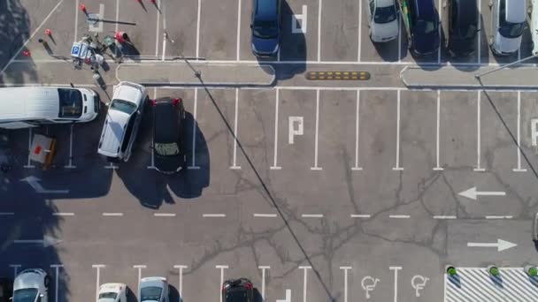 Aparcamiento vista superior, parque cerca de la tienda, gran aparcamiento para coches — Vídeo de stock